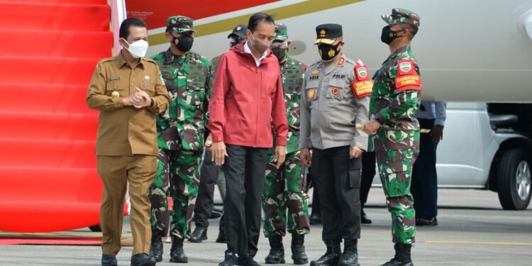 Kapolda Kepri Dampingi Presiden Republik Indonesia Ir H Joko Widodo Saat Penanaman Pohon Mangrove Di Pulau Setokok.