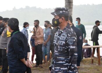 Danlantamal IV Hadiri Penanaman Mangrove Dan Pelepasan Burung Elang Di Pulau Setokok.