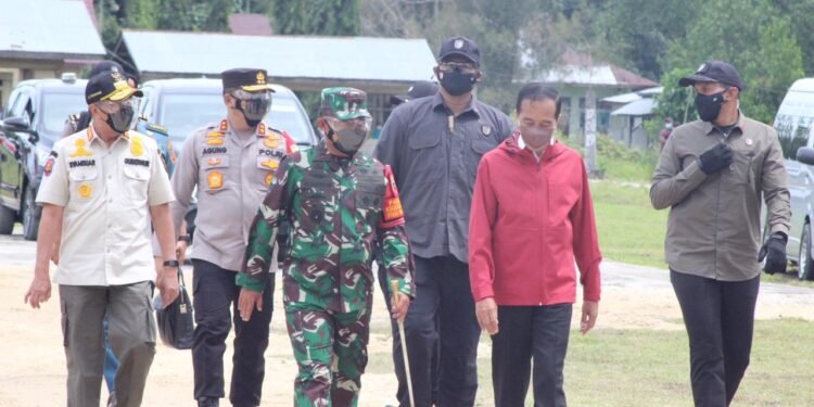 Pangdam I/BB Dampingi Presiden RI Tanam Mangrove Di Pantai Raja Kecik Bengkalis.