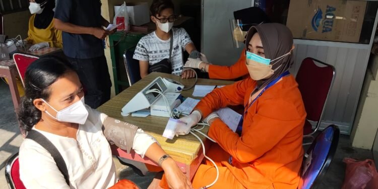 Nakes RSAU dr. Siswanto Lanud Smo Tetap Semangat Layani Vaksinasi Untuk Masyarakat.