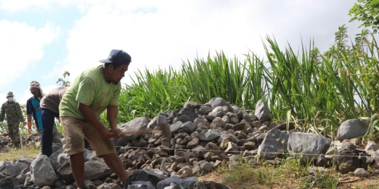 Warga Pakisaji Sangat Antusias Bantu Anggota Satgas TMMD Kodim 0808/Blitar.