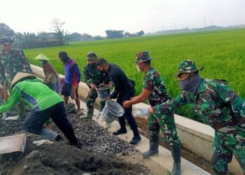 Material Baku Rabat Beton Satgas TMMD Ke-112 Kodim 0726/Sukoharjo Tidak Terkendala Berjalan Dengan Lancar.