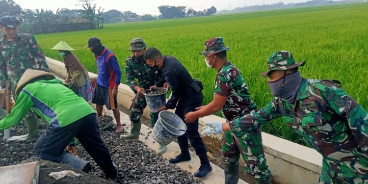 Material Baku Rabat Beton Satgas TMMD Ke-112 Kodim 0726/Sukoharjo Tidak Terkendala Berjalan Dengan Lancar.