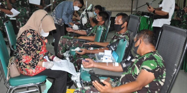 Jelang HUT Ke-76 TNI, Satuan Jajaran Korem 033/Wira Pratama Gelar Donor Darah.