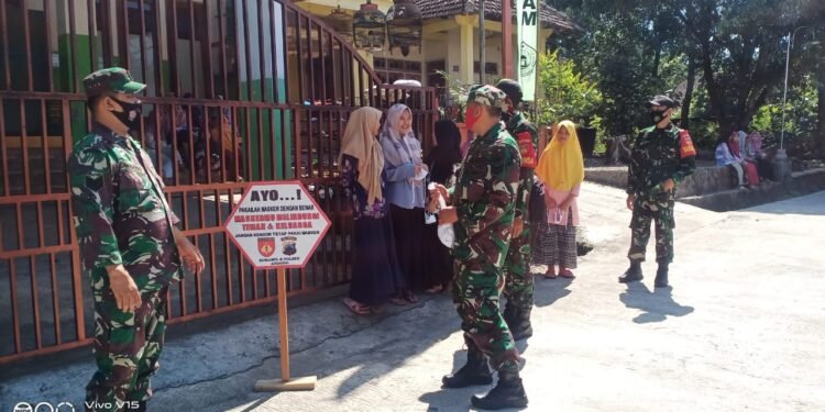 Koramil 15 Andong Kodim 0724/Boyolali : Tak Kenal Lelah Ingatkan Warga Menuju Kebiasaan Baru.