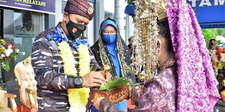 Segenap Prajurit Dan PNS Lantamal IV Laksanakan Tradisi Pelepasan Dan Penyambutan Danlantamal lV.