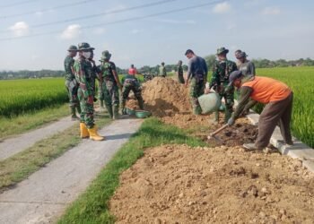 Cuaca Sangat Panas Tak Surutkan Satgas TMMD Rampungkan Pekerjaan.