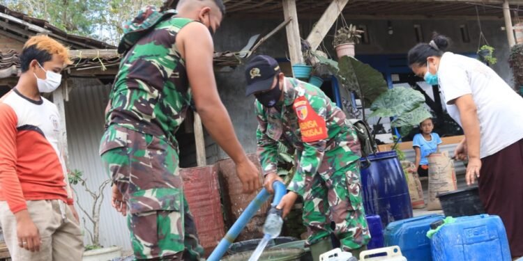 Anggota Satgas TMMD Kodim 0808/Blitar, Bersama Babinsa Bantu Dropping Air Bersih.