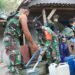 Anggota Satgas TMMD Kodim 0808/Blitar, Bersama Babinsa Bantu Dropping Air Bersih.