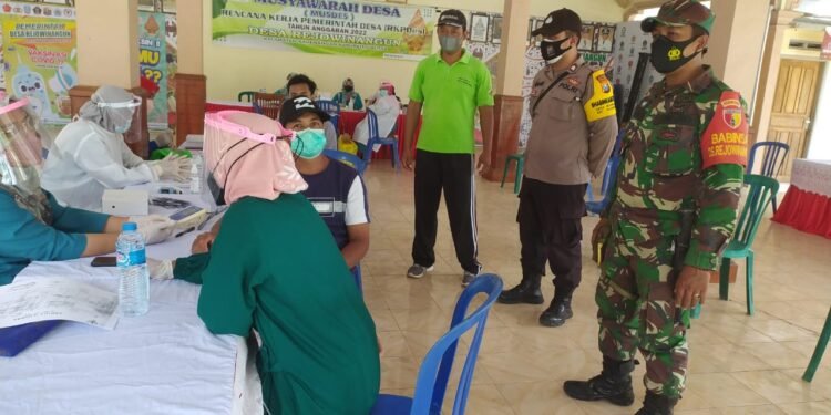 Babinsa Koramil Tipe B 0808/10 Kademangan, Laksanakan Pengamanan Vaksinasi Covid-19 Jenis Astrazeneca.