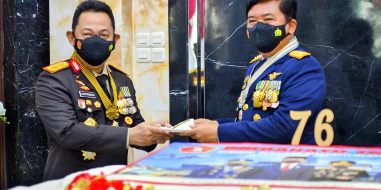 HUT Ke-76 TNI, Kapolri : Sinergitas TNI-Polri Mutlak Sebagai Kekuatan Strategis Hadapi Tantangan.