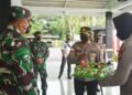 HUT TNI Ke-76, Kapolres Bintan Beserta PJU Berikan Kue Ulang Tahun Ke Satuan TNI.