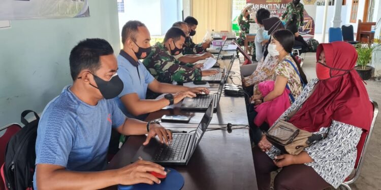 Sukseskan Percepatan Vaksinasi, Nakes RSAU dr. Siswanto Terus Semangat Berikan Vaksinasi.