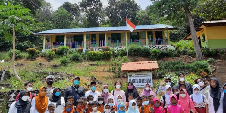 Gelar Giat Polsanak Di SDN 006 Selayar, Ini Dialkukan Satlantas Polres Lingga Bersama Tim Pengmas Oseanografi ITB.