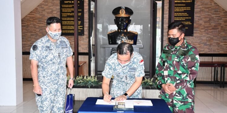 Danlantamal lV Terima Kunker Athan Singapura Untuk Indonesia.