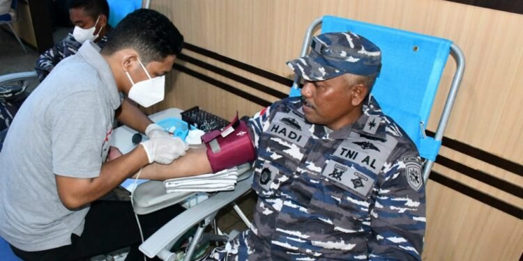 Prajurit Lantamal lV Sumbangkan Darahnya Untuk Sesama.
