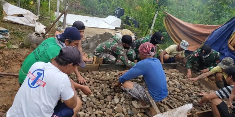 Gotong Royong Bersama Warga, Anggota Satgas Yonif 144/JY Bantu Pengecoran Makam Warga Di Perbatasan.