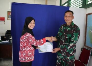 7 Siswa/Siswi Purna PKL di Penrem 121/Abw Terima Sertifikat Guru Pembimbing SMKN 1 Sintang Ucapkan Terima Kasih.