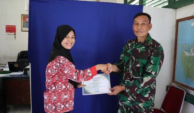 7 Siswa/Siswi Purna PKL di Penrem 121/Abw Terima Sertifikat Guru Pembimbing SMKN 1 Sintang Ucapkan Terima Kasih.