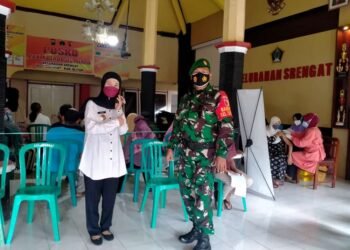 Pastikan Aman, Babinsa Dampingi Warga Binaannya Mengikuti Kegiatan Vaksinasi Massal.