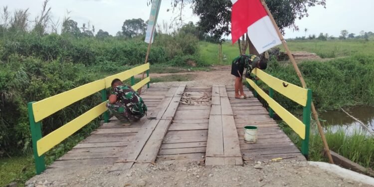 Dengan Balutan Cat, Sasaran Perbaikan Dua Unit Jembatan TMMD Kian Cantik.