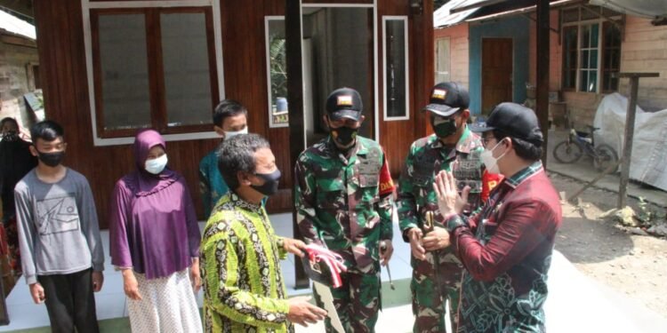 Bupati Hulu Sungai Tengah Serahkan Kunci Rumah Bapak Rusdi.