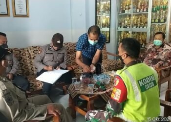 Pastikan Aman, Babinsa Bersama Petugas Gabungan Pantau PTM Di Wilayah Binaan.