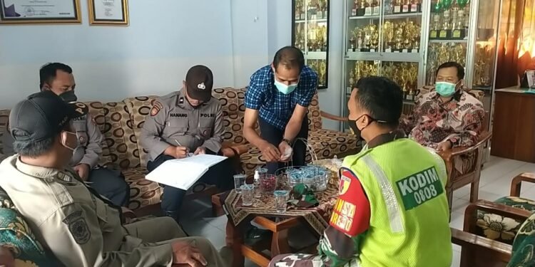 Pastikan Aman, Babinsa Bersama Petugas Gabungan Pantau PTM Di Wilayah Binaan.