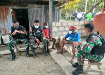 Anggota Pos Waris Satgas Yonif 512/QY Kunjungi Keluarga Asuh, Usai Ibadah Minggu Damai.