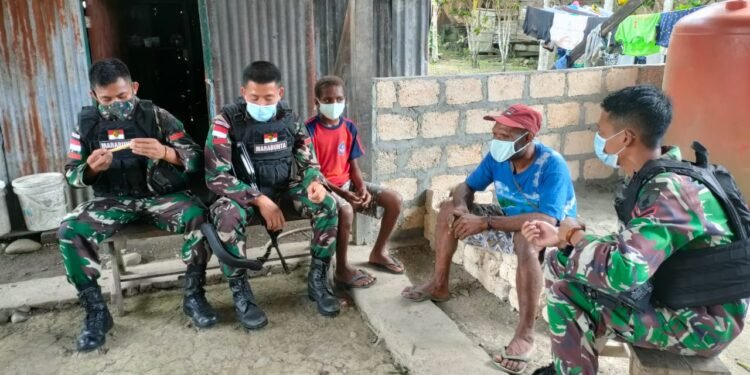 Anggota Pos Waris Satgas Yonif 512/QY Kunjungi Keluarga Asuh, Usai Ibadah Minggu Damai.