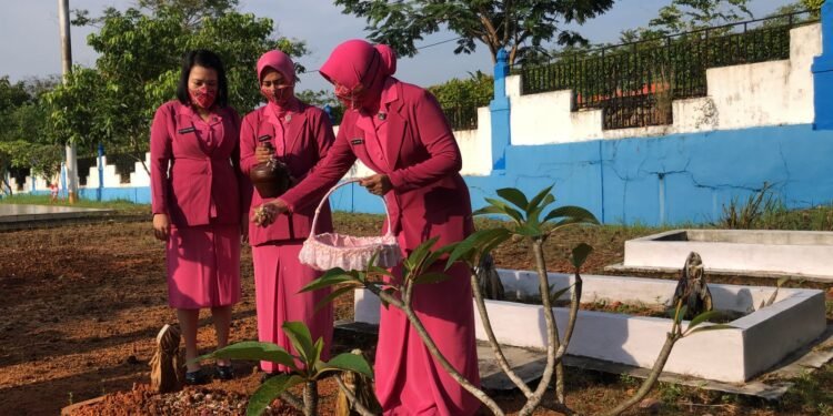 Dalam Rangka HKGB Ke 69 Tahun 2021, Ketua Bhayangkari Cabang Bintan Laksanakan Tabur Bunga Di Makam Pahlawan.