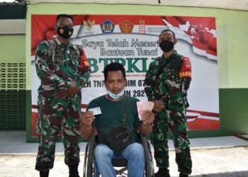 Babinsa Bantu Penyandang Disabilitas Penerima BTPKLW Melalui Kodim Sragen.