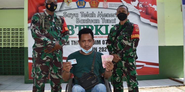 Babinsa Bantu Penyandang Disabilitas Penerima BTPKLW Melalui Kodim Sragen.