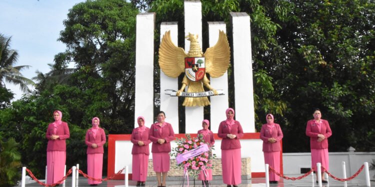 Peringati HKGB Ke-69, Bhayangkari Cabang Tanjungpinang Ziarah Makam Pahlawan.
