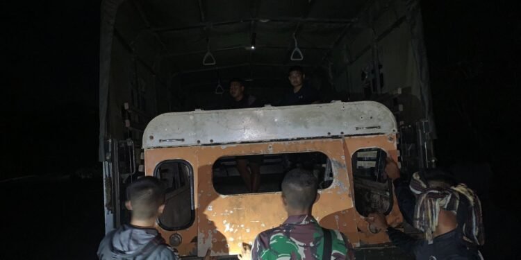 Satgas Pamtas RI-RDTL Yonif 742/SWY Kembali Gagalkan Penyelundupan Suku Spare Part Mobil Tua Masuk Ke Indonesia.