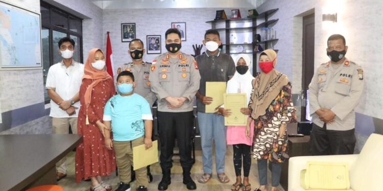 Kapolres Lingga Berikan Santunan Kepada Keluarga Almarhum Anggota Polri.