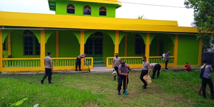 Peringati Maulid Nabi Muhammad SAW 1443 H, Polsek Bukit Bestari Goro Bersihkan Masjid.