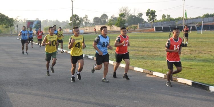 Demi Menjaga Fisik Yang Baik Seluruh Prajurit Korem 033/WP Ikuti Tes Kesegaran Jasmani.