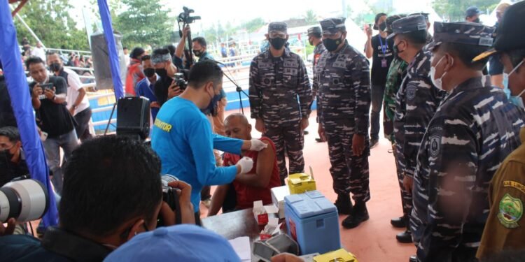 KASAL Laksamana TNI Yudo Margono Tinjau Serbuan Vaksinansi Maritim Di Dabo Singkep.