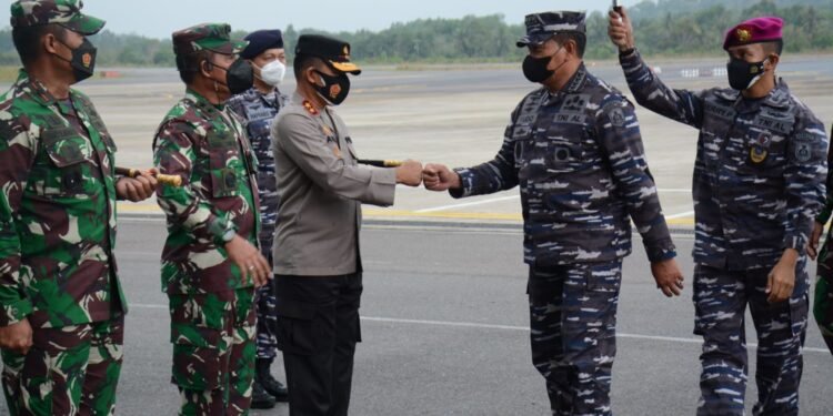 Kapolda Kepri Hadiri Penjemputan Kasal Di Bandara RHF Tanjungpinang.