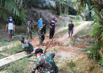 Goro Perbaiki Jembatan Anggota Satgas Yonif 144/JY Bersama Warga di Perbatasan.