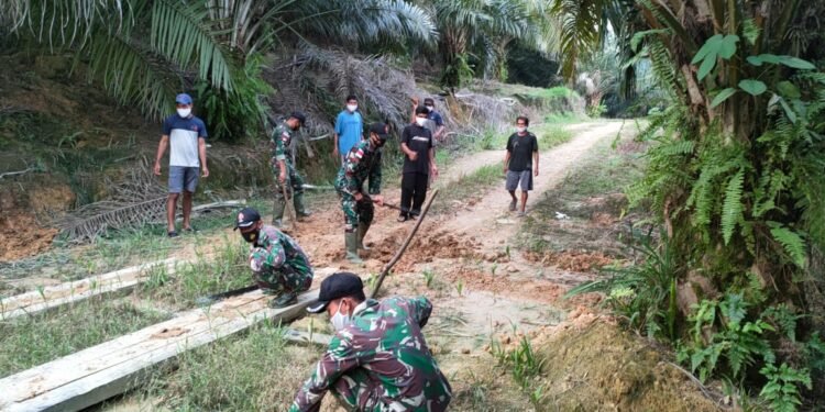 Goro Perbaiki Jembatan Anggota Satgas Yonif 144/JY Bersama Warga di Perbatasan.