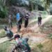 Goro Perbaiki Jembatan Anggota Satgas Yonif 144/JY Bersama Warga di Perbatasan.