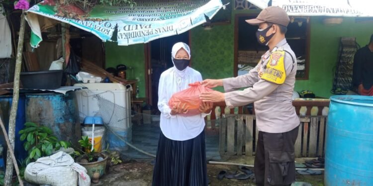 Polres Bintan Melalui Jajaran Polsek Terus Memberikan Bansos Berupa Sembako Dan Makanan Siap Santap.