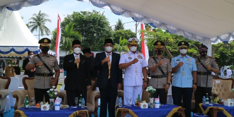 Wakapolda Kepri Didampingi PJU Polda Kepri Dan Kapolres Bintan Hadiri Upacara Penutupan Dikmaba Dan Dikmata TNI-AL Di Satdik 1 AL Tanjung Uban.