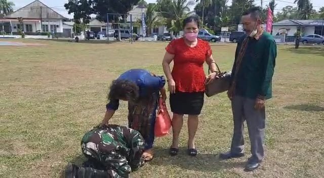 Tangis Bangga Pecah Usai Pelantikan Bintara Dan Tamtama Angkatan 41 Di Satdik 1 Tanjung Uban.