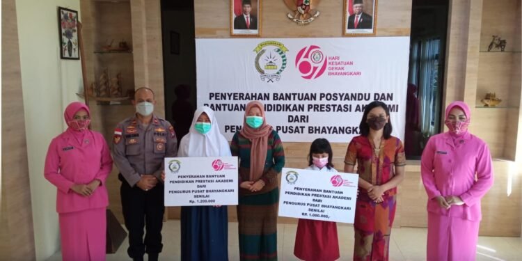 Ketua Bhayangkari Cabang Bintan Salurkan Bantuan Dari Bhayangkari Pusat Kepada Posyandu Dan Anak Berprestasi.