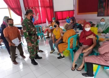 Vaksinasi Covid-19 Aman Dan Halal, Babinsa Garum Ajak Warga Binaannya Segera Vaksin.
