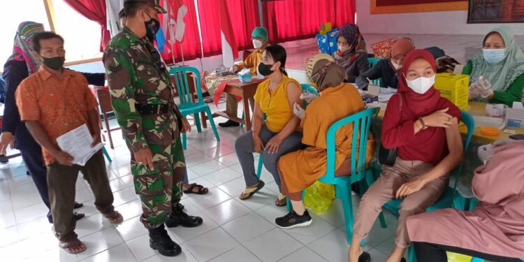 Vaksinasi Covid-19 Aman Dan Halal, Babinsa Garum Ajak Warga Binaannya Segera Vaksin.
