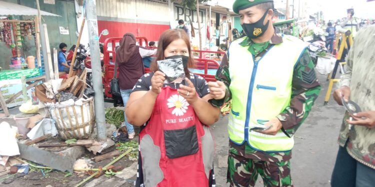 Putus Penyebaran Covid-19, Babinsa Koramil Tipe B 0808/01 Sukorejo Bagikan Masker.